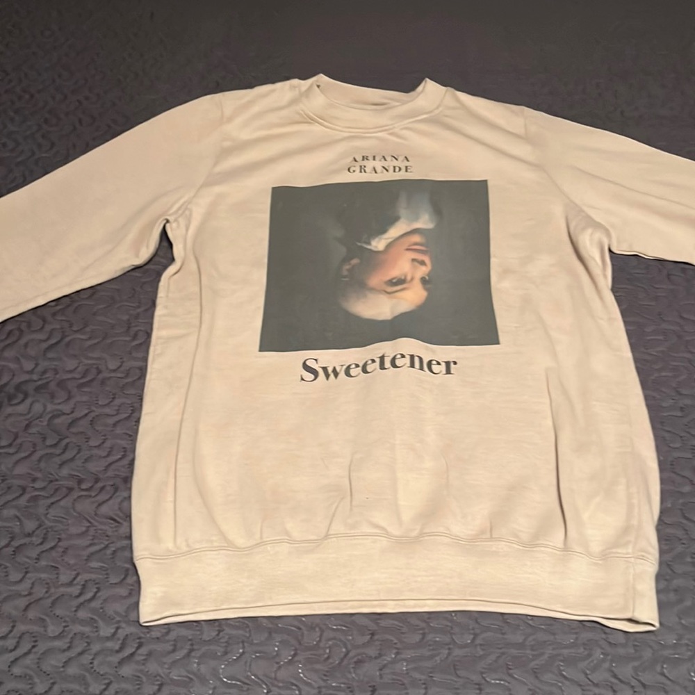 Ariana grande sweat shirt